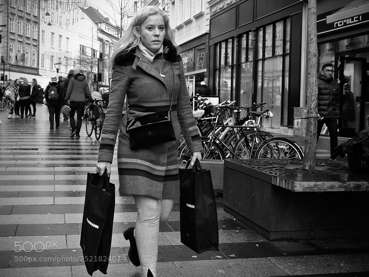 Fujifilm X-Pro2 sample photo. Black shopping bags photography