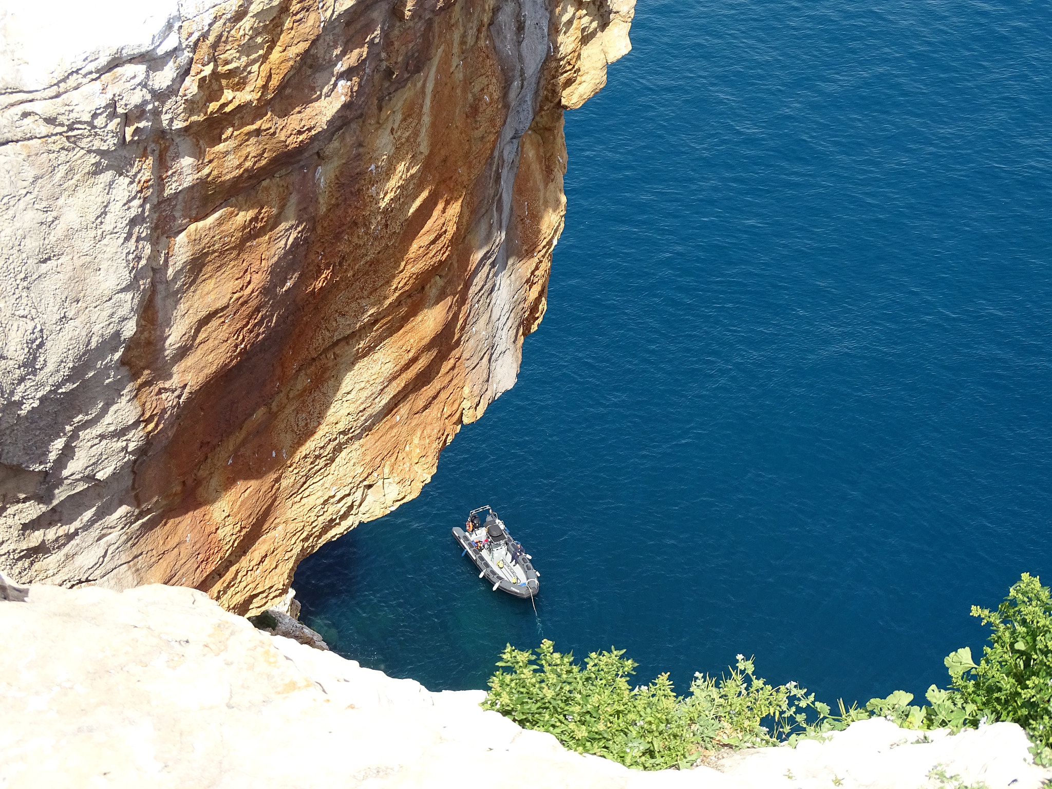 Sony Cyber-shot DSC-HX350 sample photo. Speedboat in the island photography