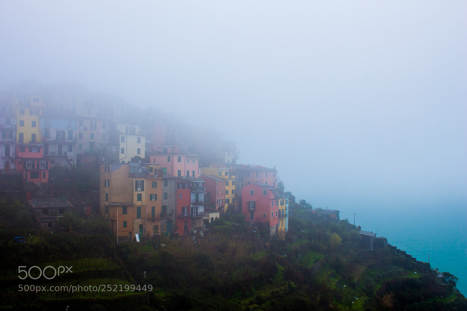 Canon EOS 700D (EOS Rebel T5i / EOS Kiss X7i) sample photo. Foggy corniglia photography