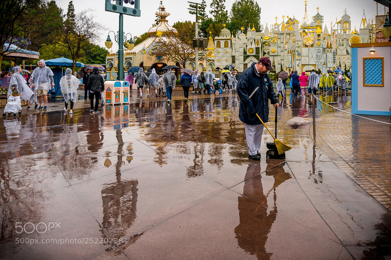 Sony Alpha NEX-6 sample photo. Sweeping in the rain photography