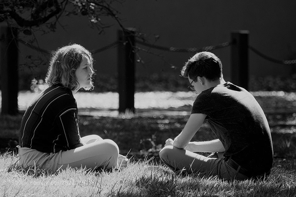Olympus OM-D E-M1 Mark II sample photo. Afternoon chats photography