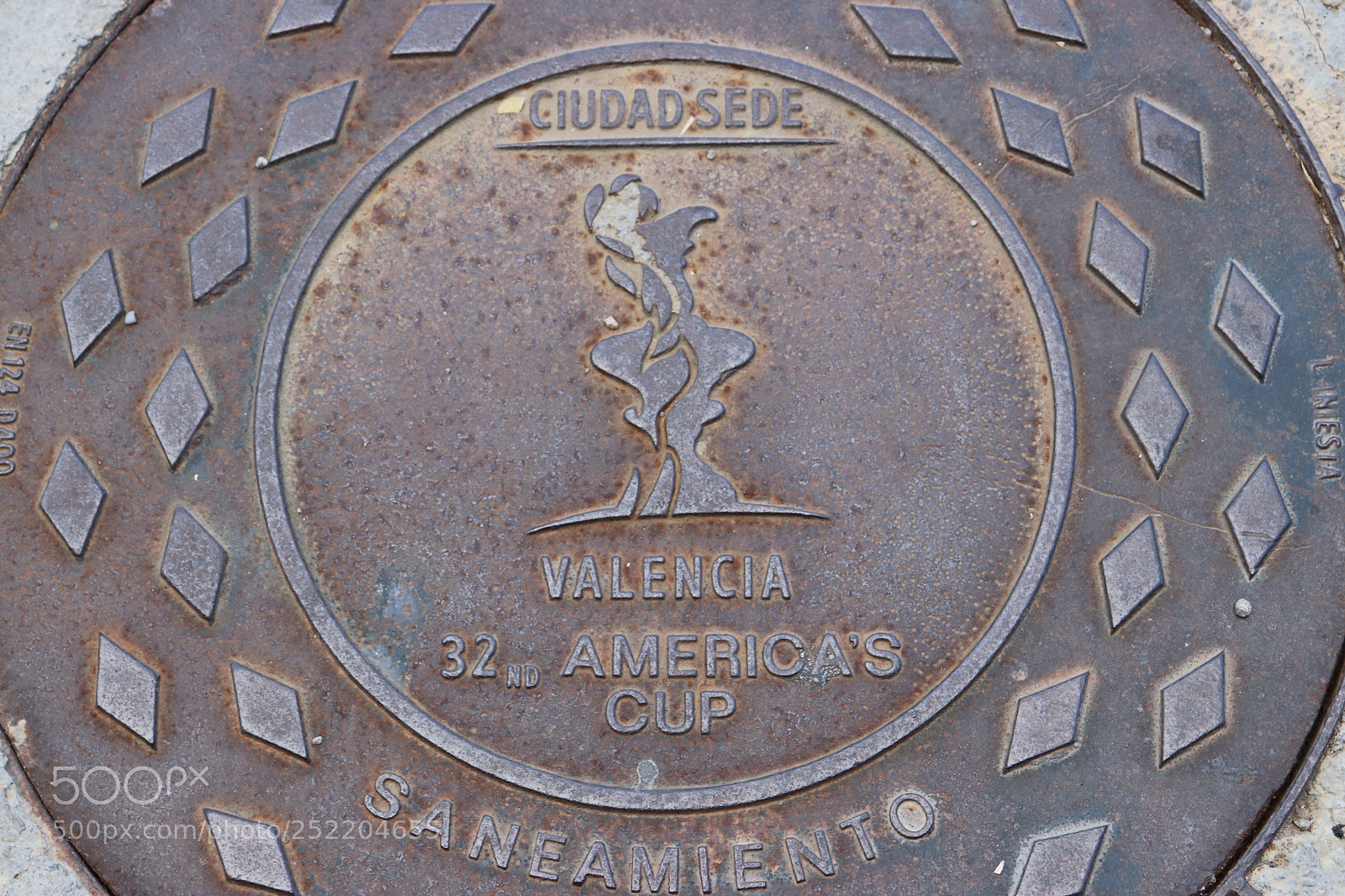 Canon EOS 800D (EOS Rebel T7i / EOS Kiss X9i) sample photo. America's cup manhole cover photography
