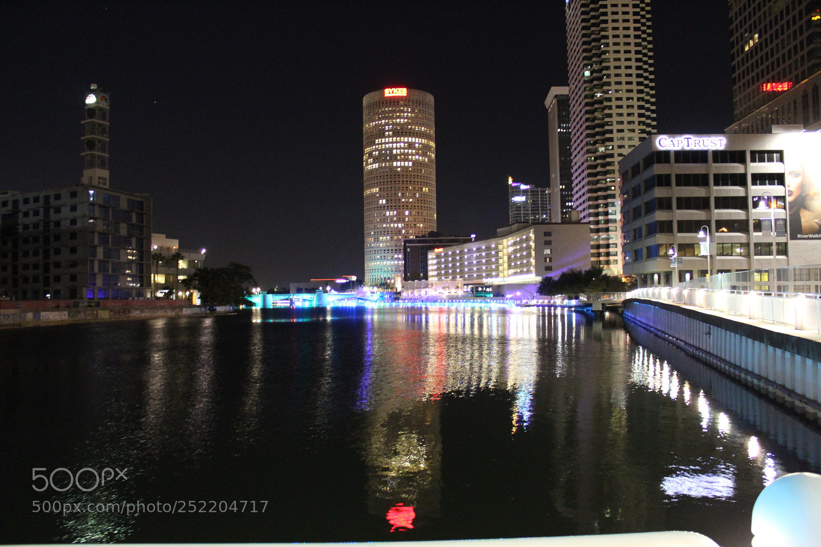 Canon EOS 1300D (EOS Rebel T6 / EOS Kiss X80) sample photo. City life photography