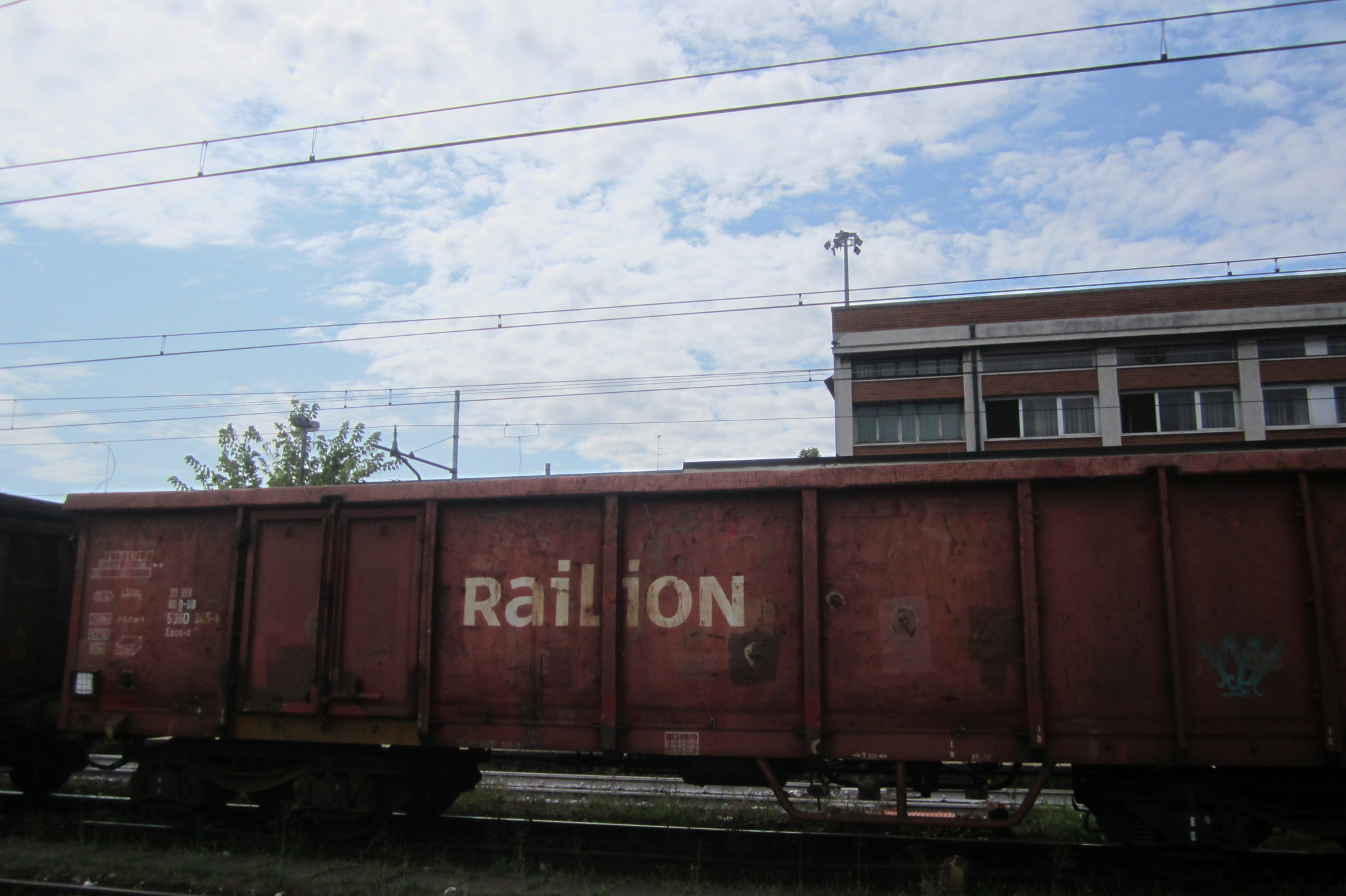 Canon PowerShot ELPH 100 HS (IXUS 115 HS / IXY 210F) sample photo. Rusty wagon photography