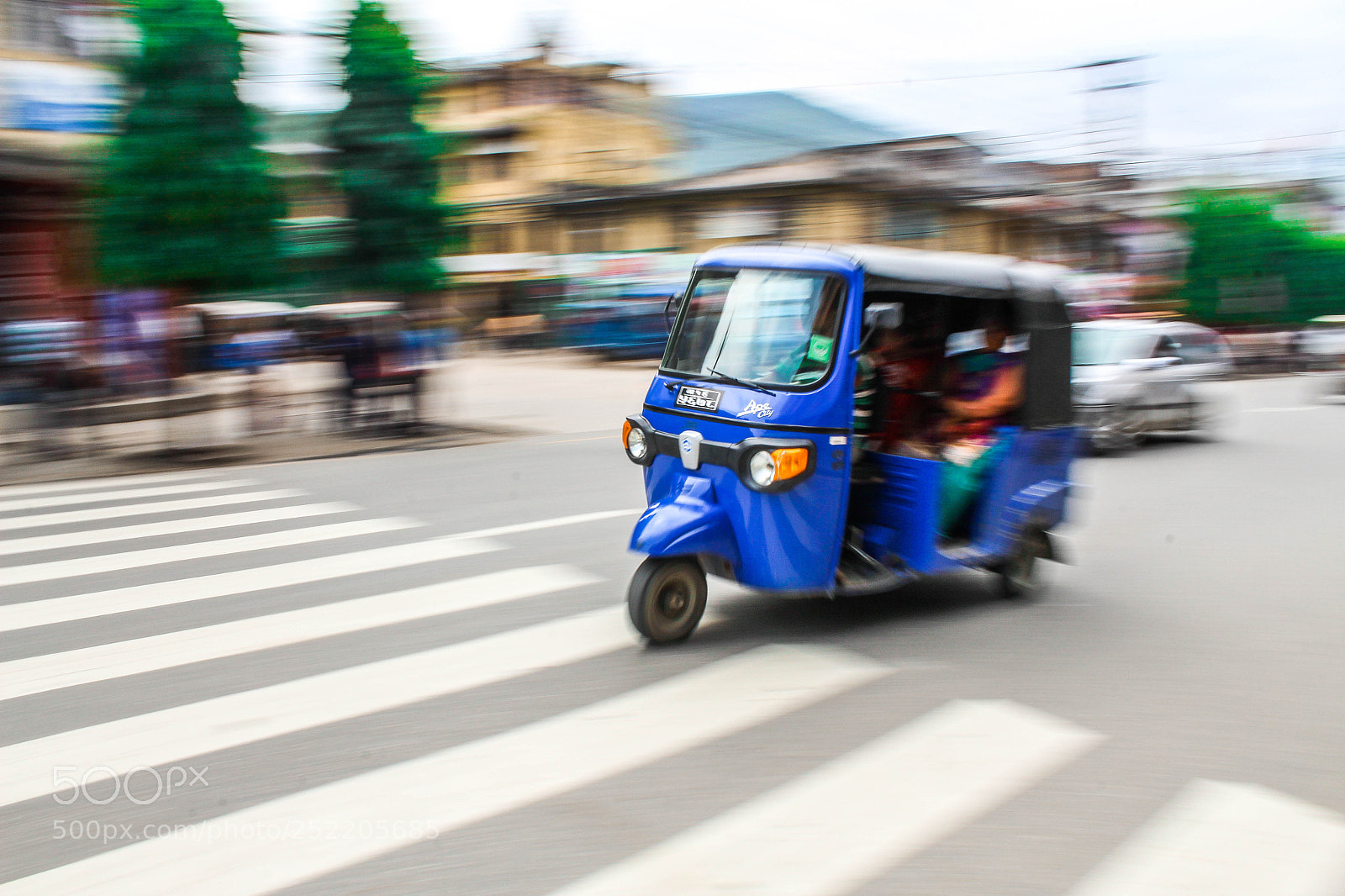 Canon EOS 1300D (EOS Rebel T6 / EOS Kiss X80) sample photo. Panning rickshaw photography
