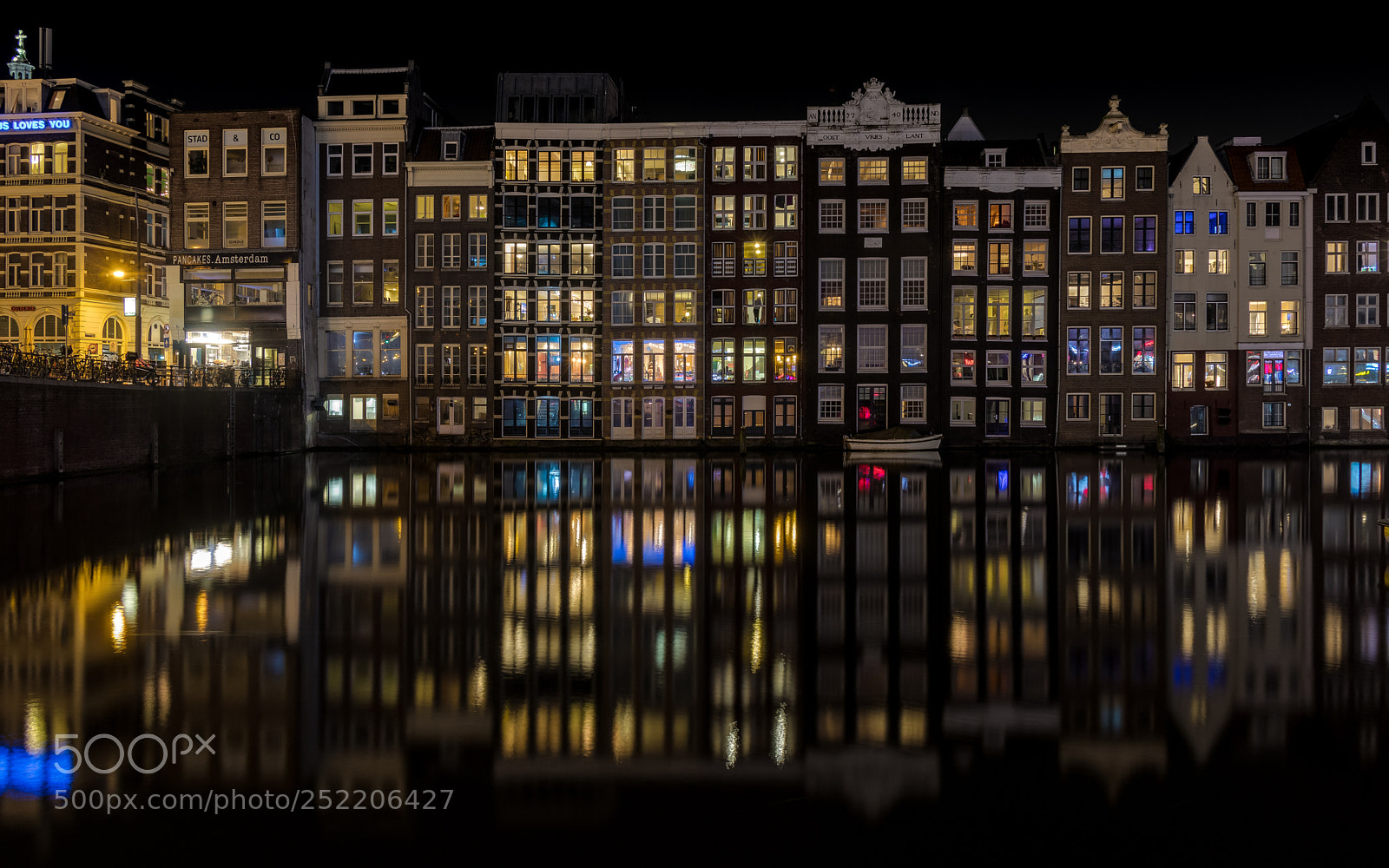 Canon EOS 80D sample photo. Houses along the damrak photography