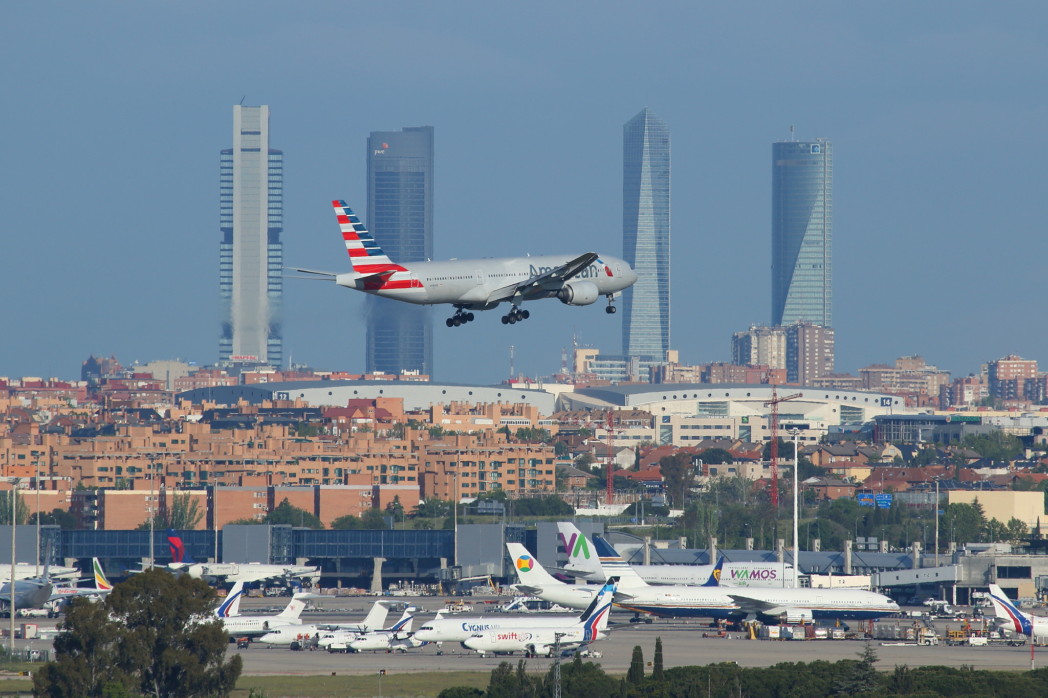 Canon EOS 70D + Canon EF 100-400mm F4.5-5.6L IS USM sample photo. Barajas arrival photography