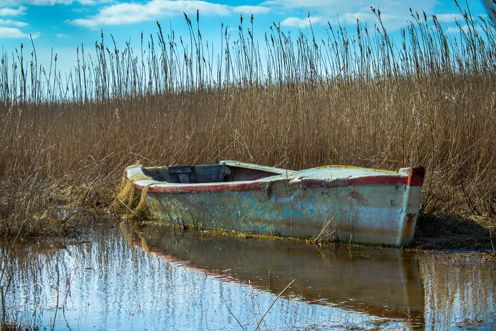 Canon EOS 200D (EOS Rebel SL2 / EOS Kiss X9) sample photo. Grounded boat photography