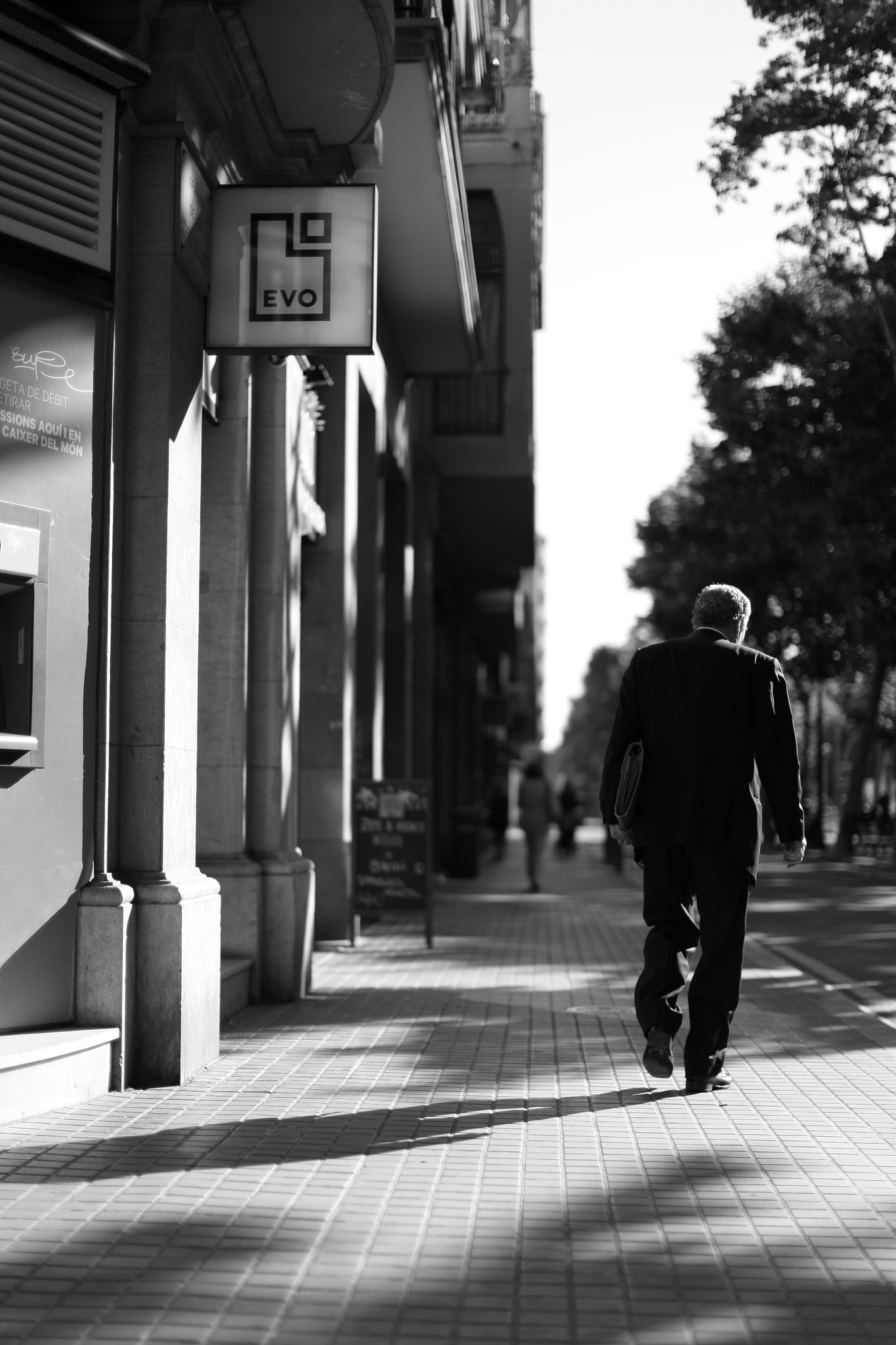 Canon EOS 6D + Canon EF 50mm F1.2L USM sample photo. Hombre caminando photography