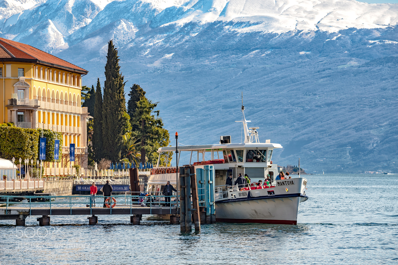 Canon EOS 6D Mark II sample photo. Tourboat photography