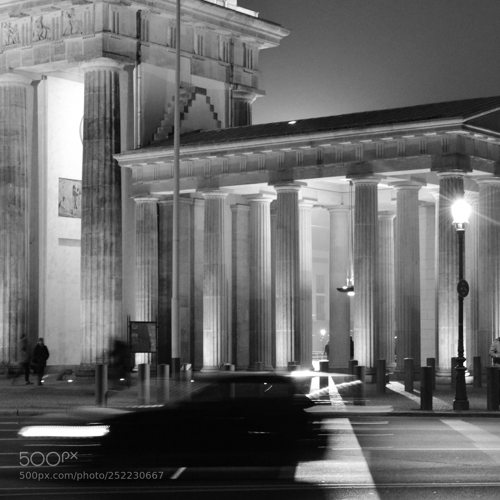 Nikon D5200 + Nikon AF-S DX Nikkor 35mm F1.8G sample photo. Brandenburg gate photography