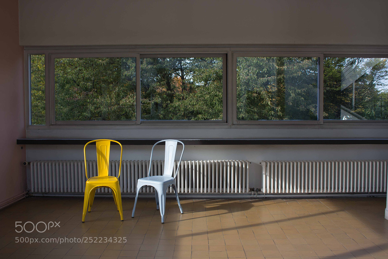 Canon EOS 700D (EOS Rebel T5i / EOS Kiss X7i) sample photo. Yellow and blue chair. photography