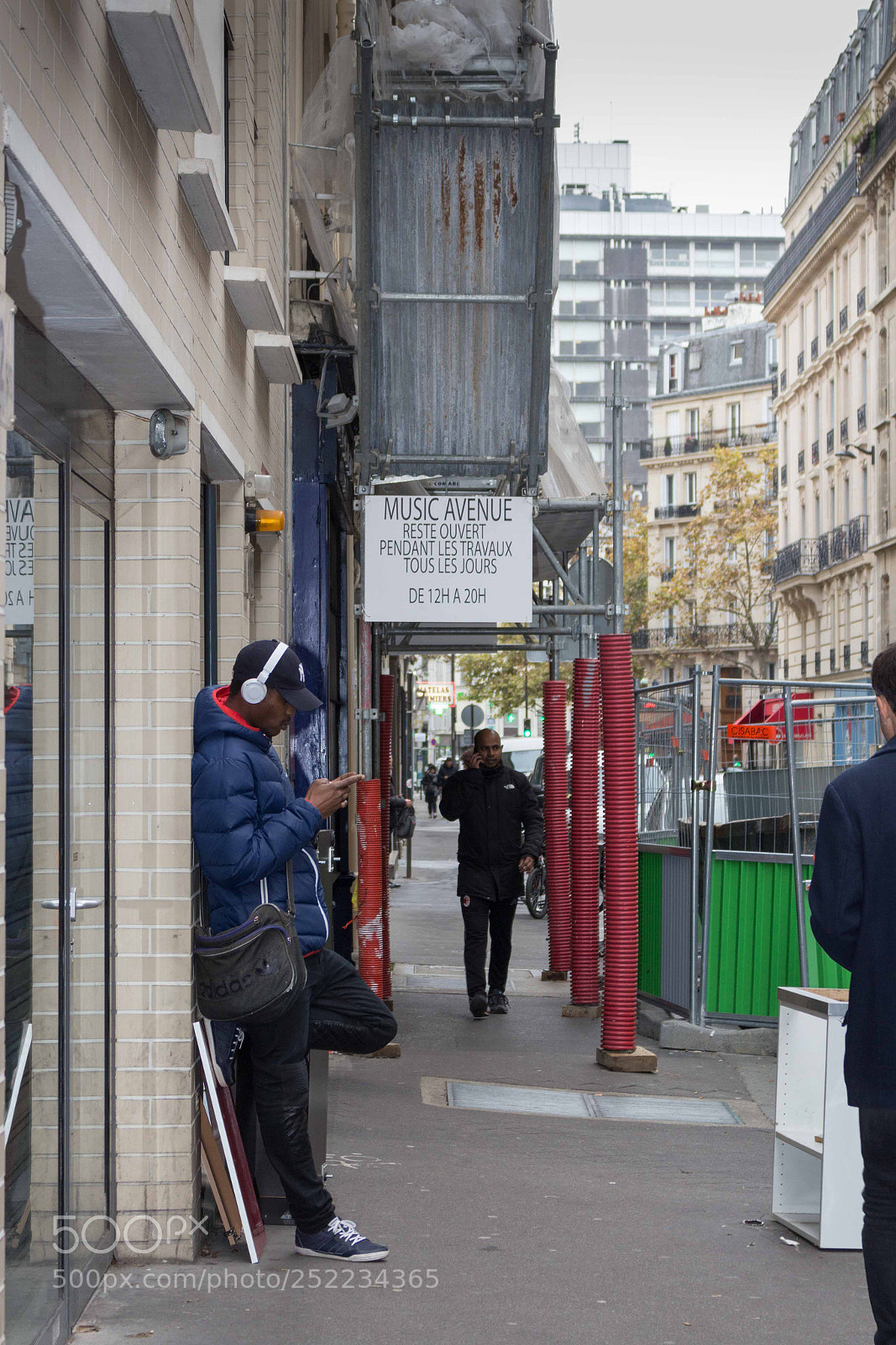 Canon EOS 700D (EOS Rebel T5i / EOS Kiss X7i) sample photo. Man listening to music photography