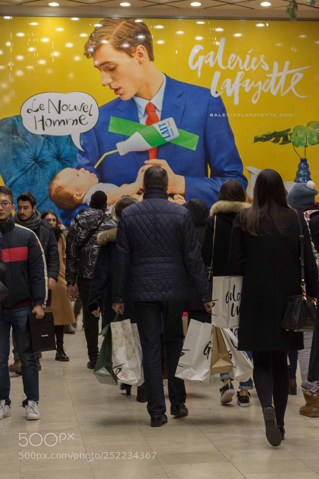 Canon EOS 700D (EOS Rebel T5i / EOS Kiss X7i) sample photo. People walking out of photography