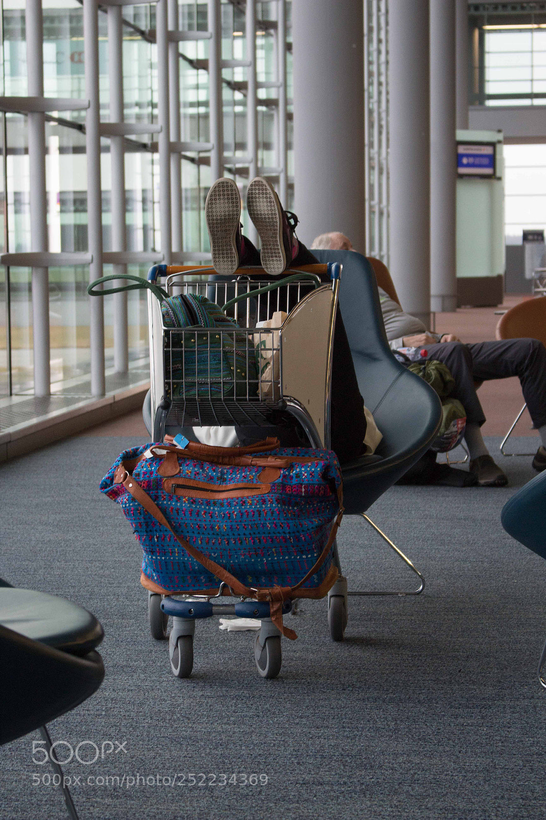 Canon EOS 700D (EOS Rebel T5i / EOS Kiss X7i) sample photo. Young woman in airport photography