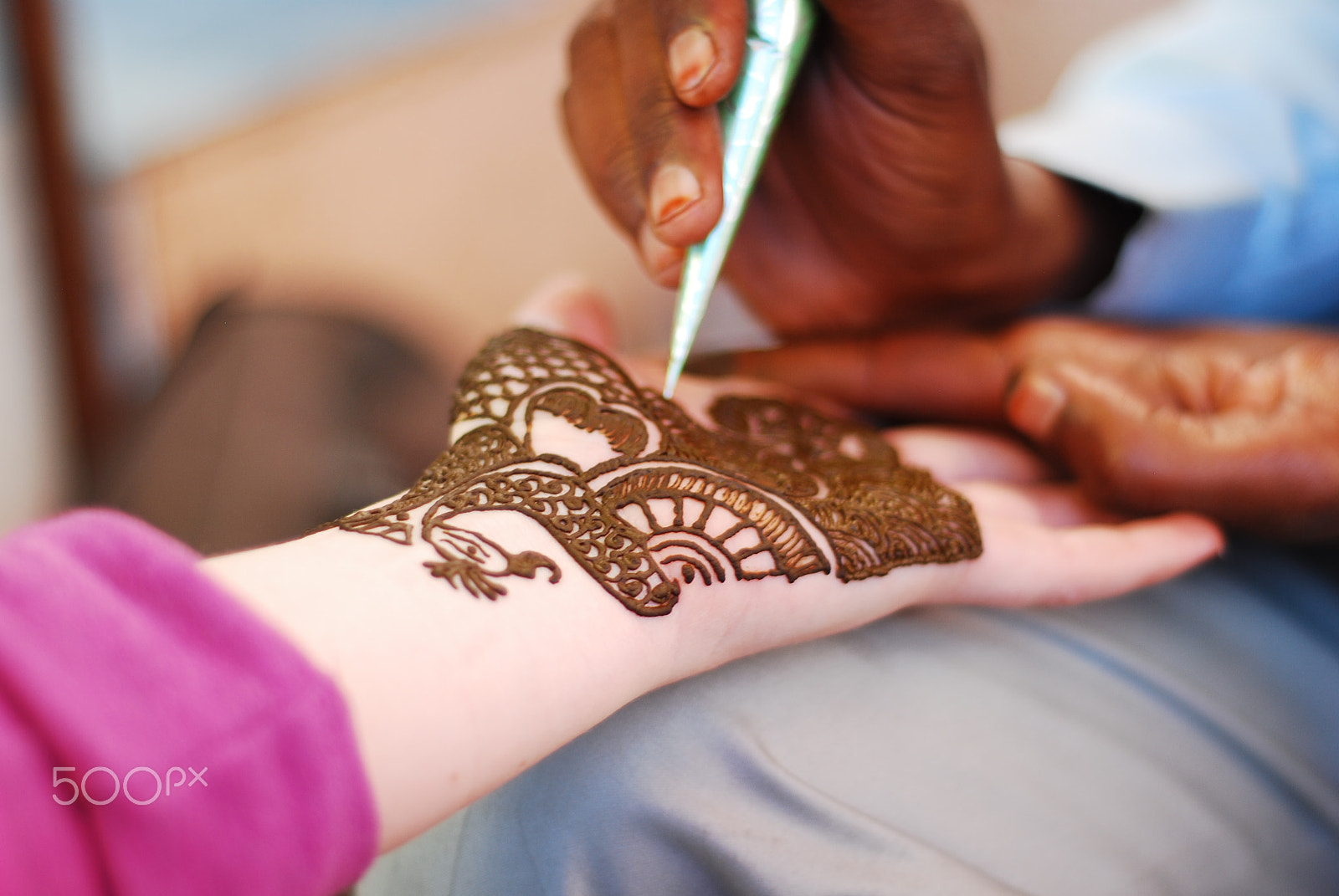 Nikon D80 + Nikon AF Nikkor 50mm F1.8D sample photo. Henna on her hand photography