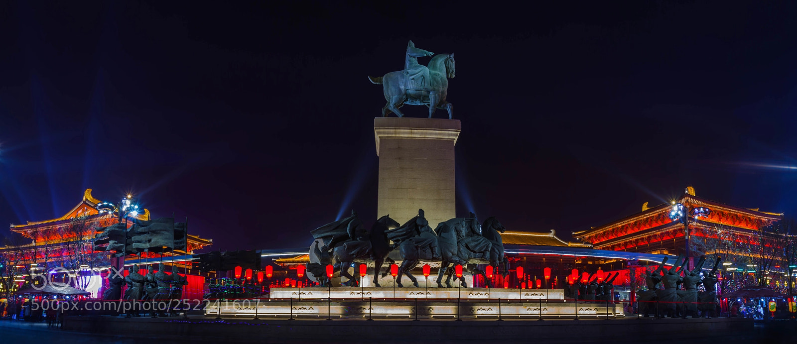 Canon EOS 5D Mark II sample photo. 2018春节，西安曲江大唐不夜城，气势恢宏的唐太宗出巡群雕，在新年灯光和大红灯笼的映衬下显得格外引人 ... photography