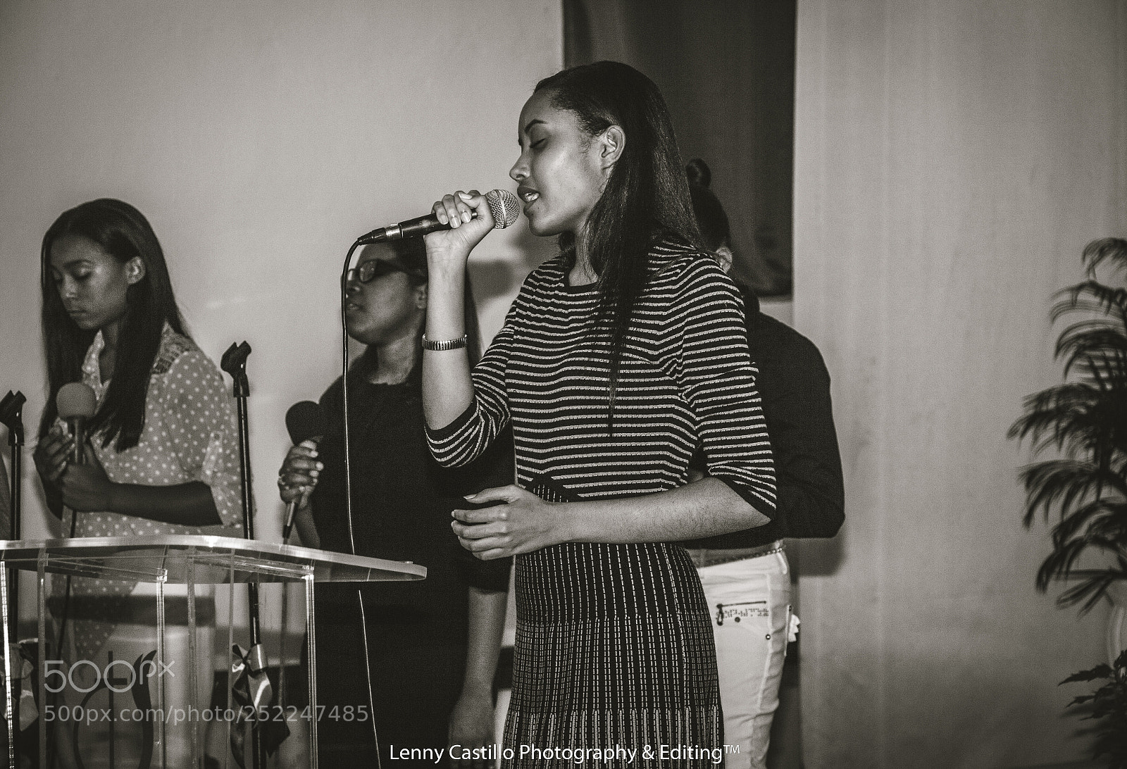 Canon EOS 700D (EOS Rebel T5i / EOS Kiss X7i) sample photo. Singing at church photography