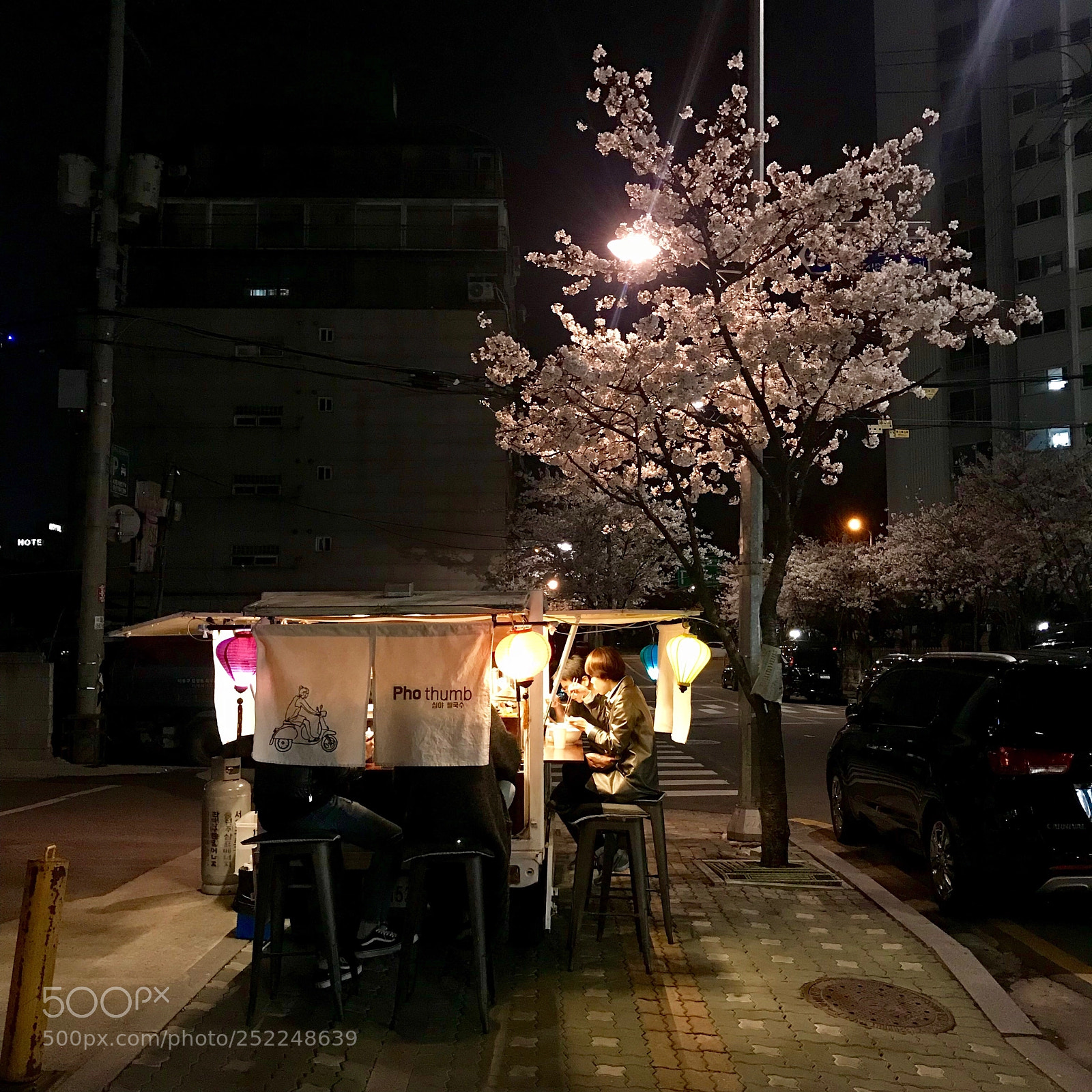 Apple iPhone 7 sample photo. 합정동 심야쌀국수 가게 photography