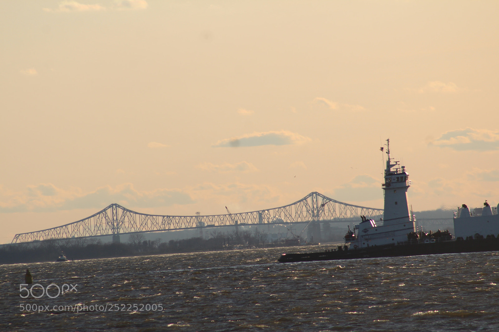 Canon EOS 1300D (EOS Rebel T6 / EOS Kiss X80) sample photo. Tugboat on river photography