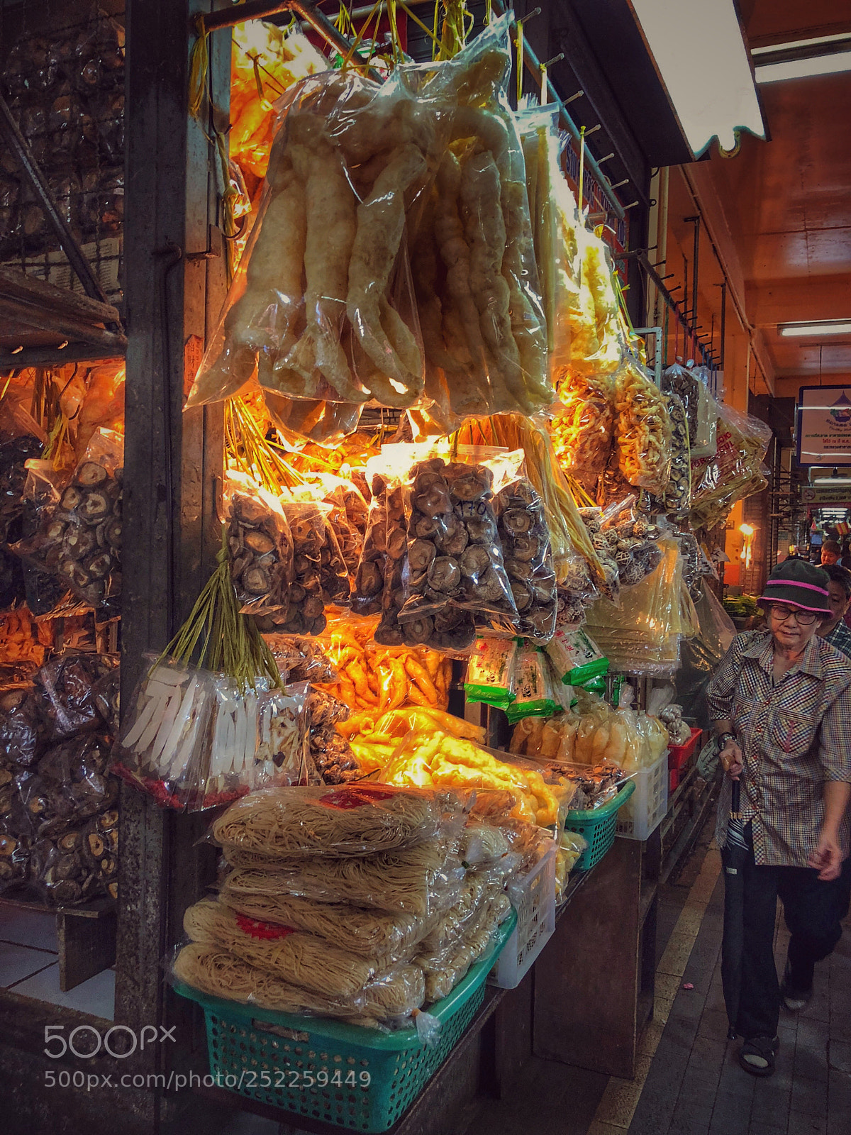Apple iPhone 8 sample photo. Morning market photography
