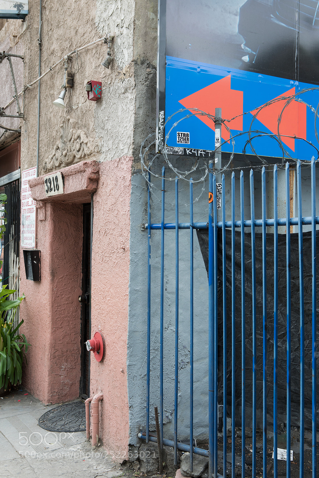 Canon EOS 5D Mark IV sample photo. Apartment entrance sunset blvd photography