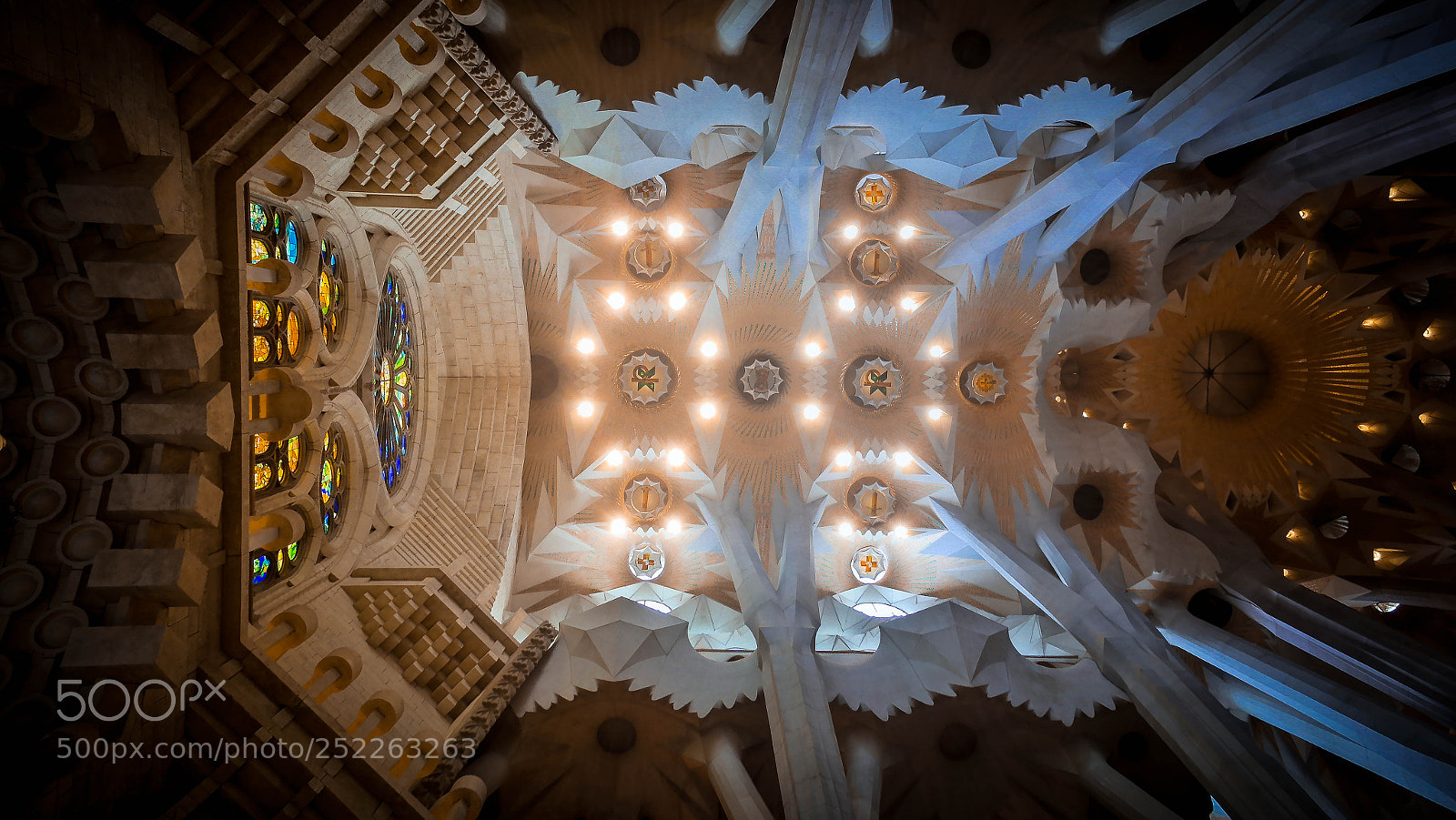 Samsung NX2000 sample photo. Techo sagrada familia photography