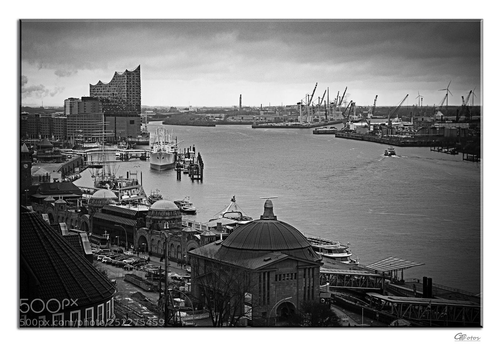 Canon EOS 5D Mark IV sample photo. Elbphilharmonie photography