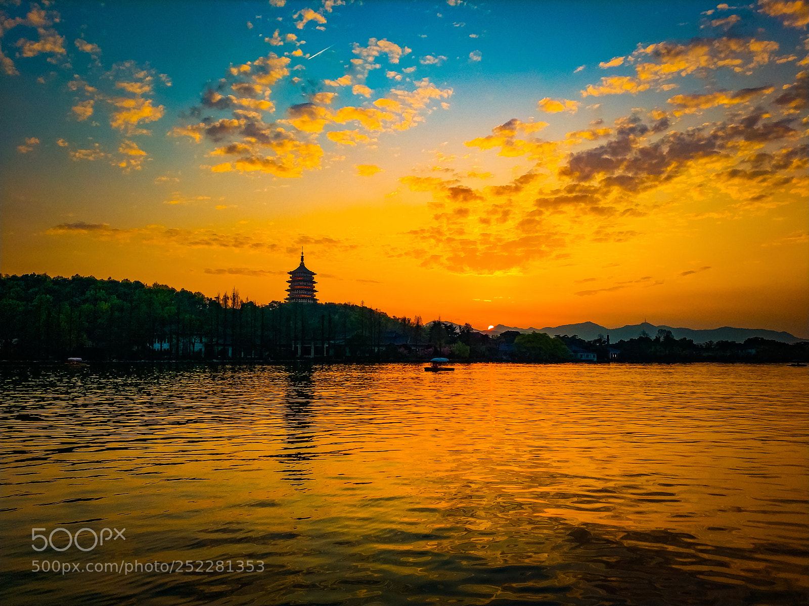 Xiaomi MIX 2 sample photo. Sunset shines on the photography