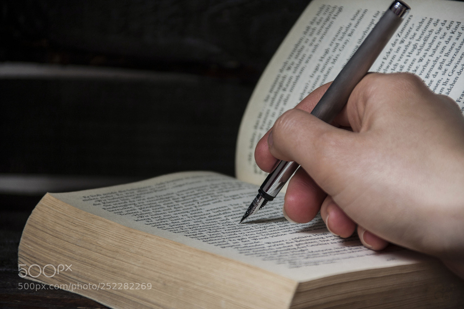 Canon EOS 40D sample photo. Reading time- 3 photography
