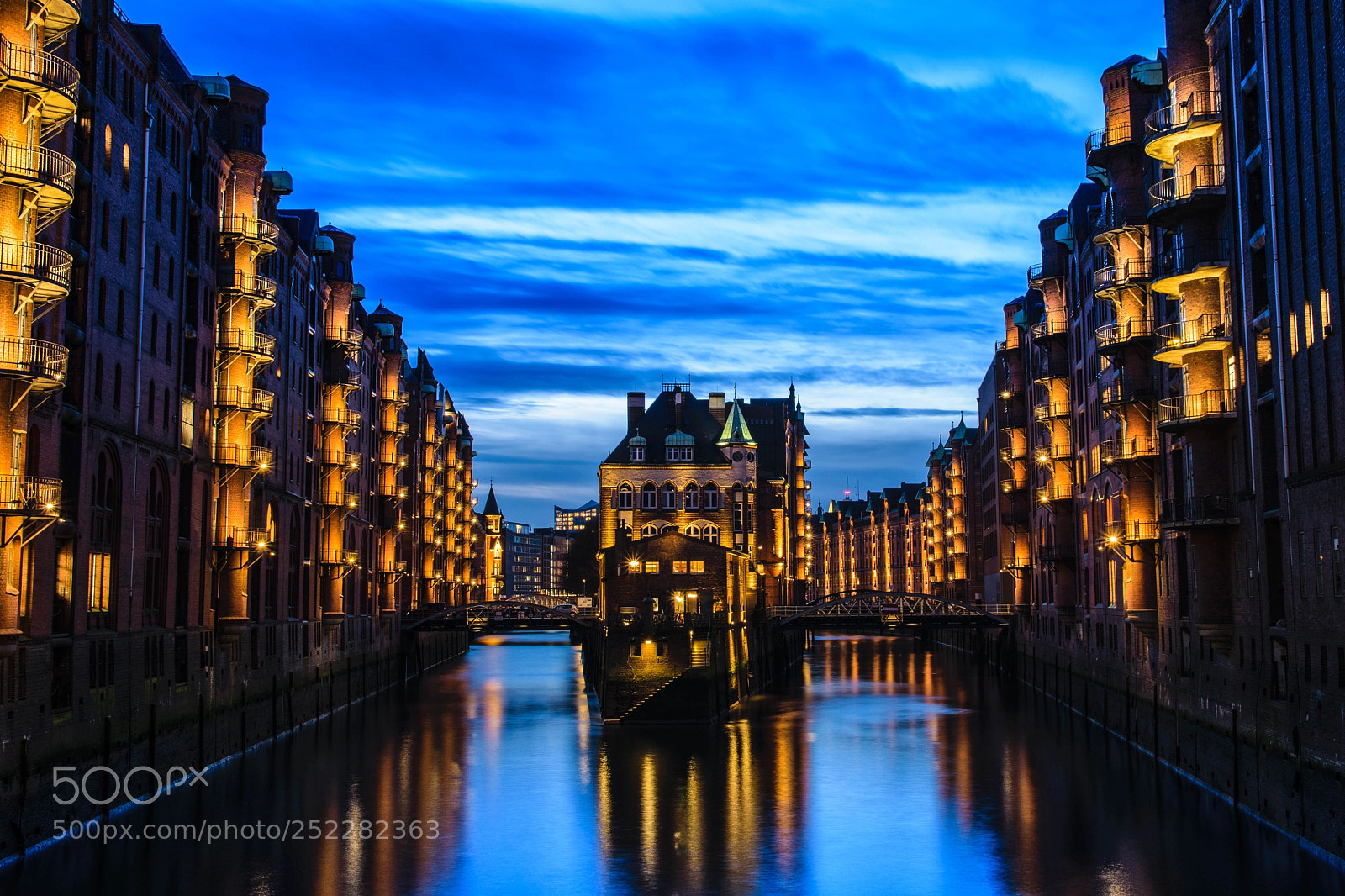 Nikon D5300 sample photo. Wasserschloss hamburg @ blaue stunde photography