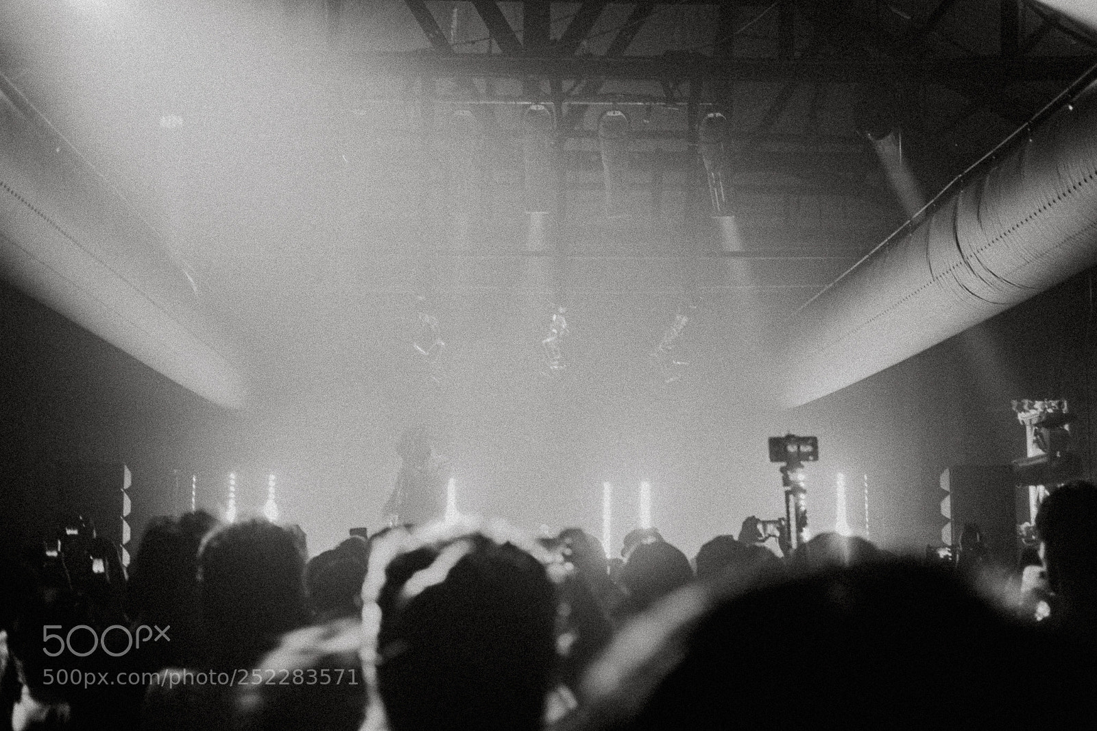 Fujifilm X-T10 sample photo. Cheering crowd at rock photography