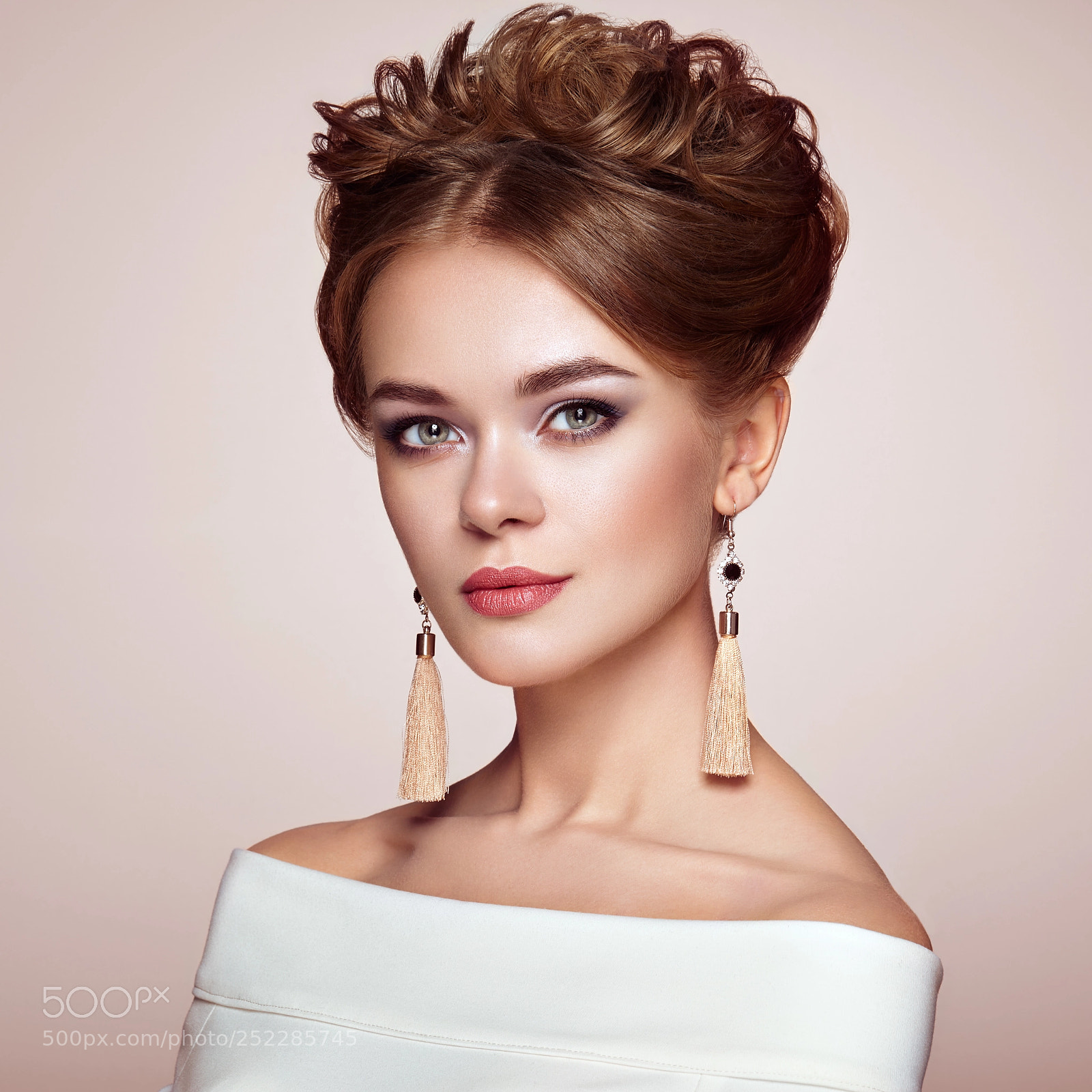 Canon EOS 5D Mark II sample photo. Brunette woman with elegant photography
