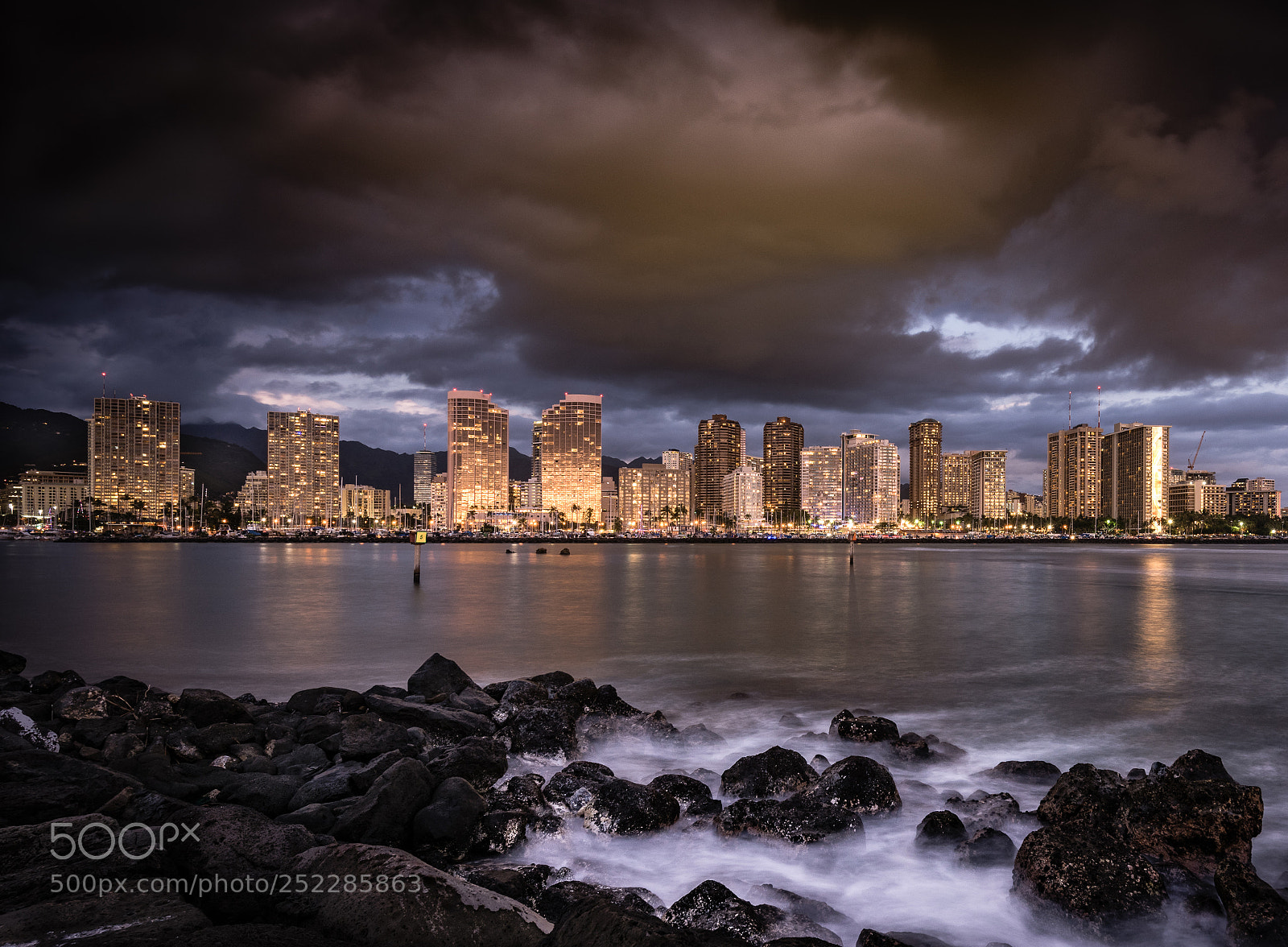 Nikon D810 sample photo. Waikiki turning into night photography