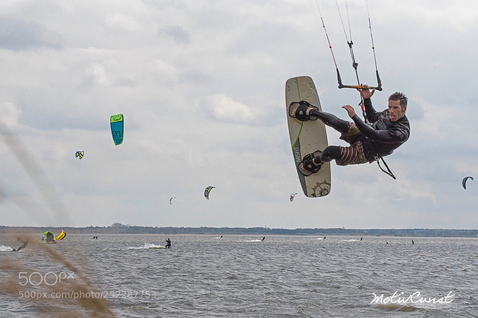 Sony SLT-A65 (SLT-A65V) sample photo. Kite-surfer im sprung photography