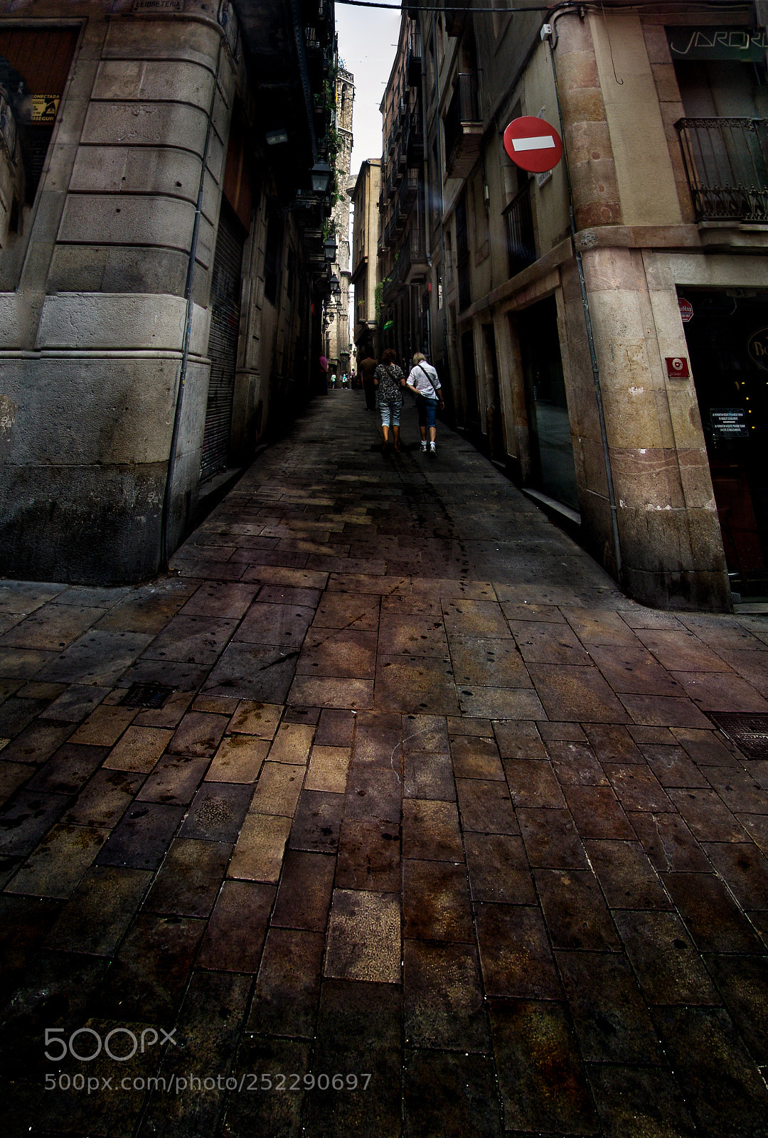 Sony DSC-F828 sample photo. Barcelona alley photography