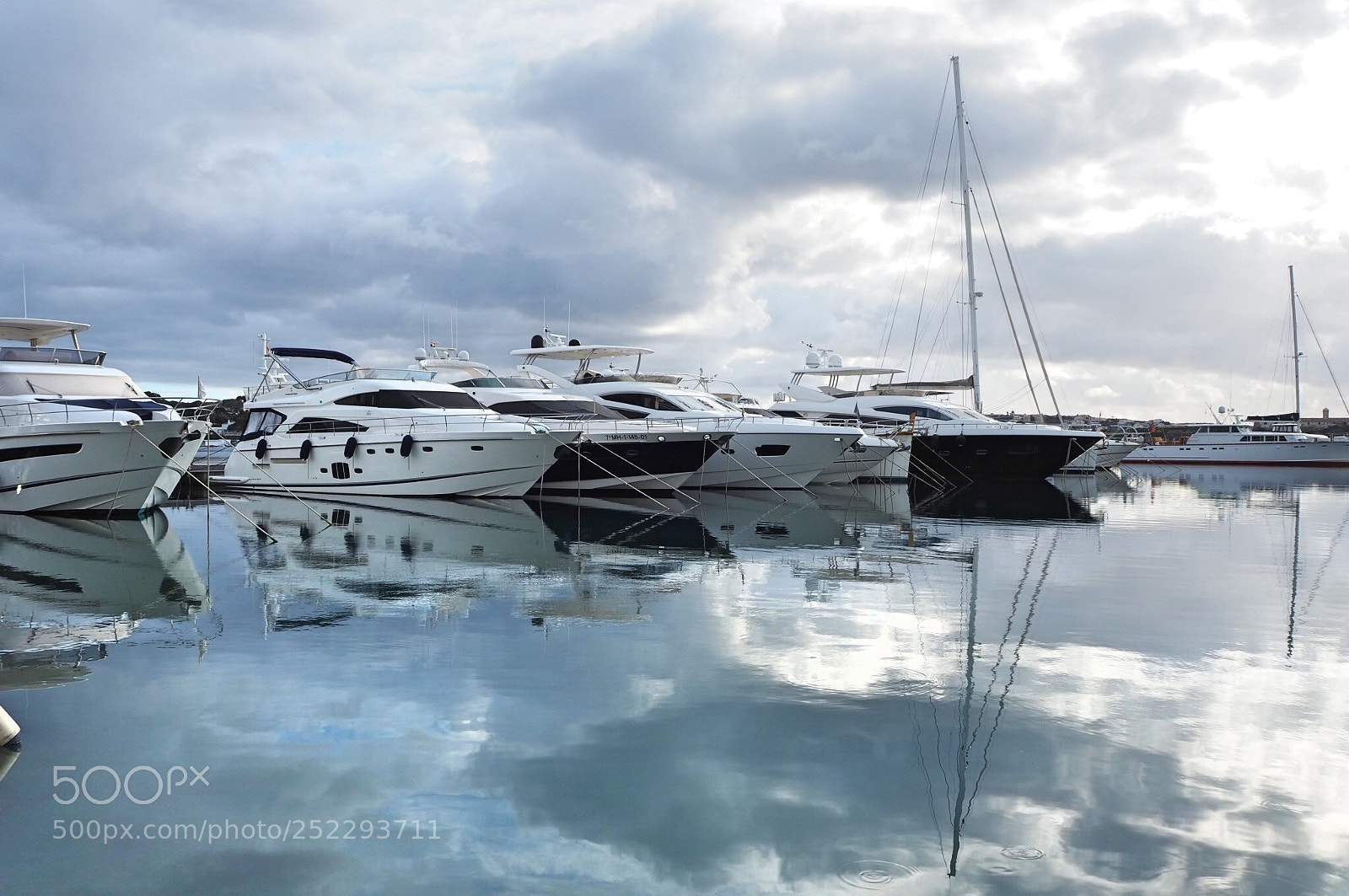 Olympus OM-D E-M10 III sample photo. Puerto de mah n photography