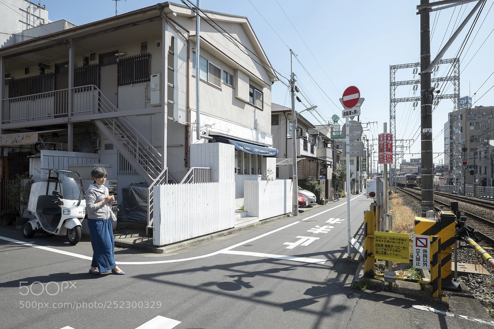 Fujifilm X-T1 sample photo. Tokyo.大田区東嶺町　御嶽山5号踏切から photography