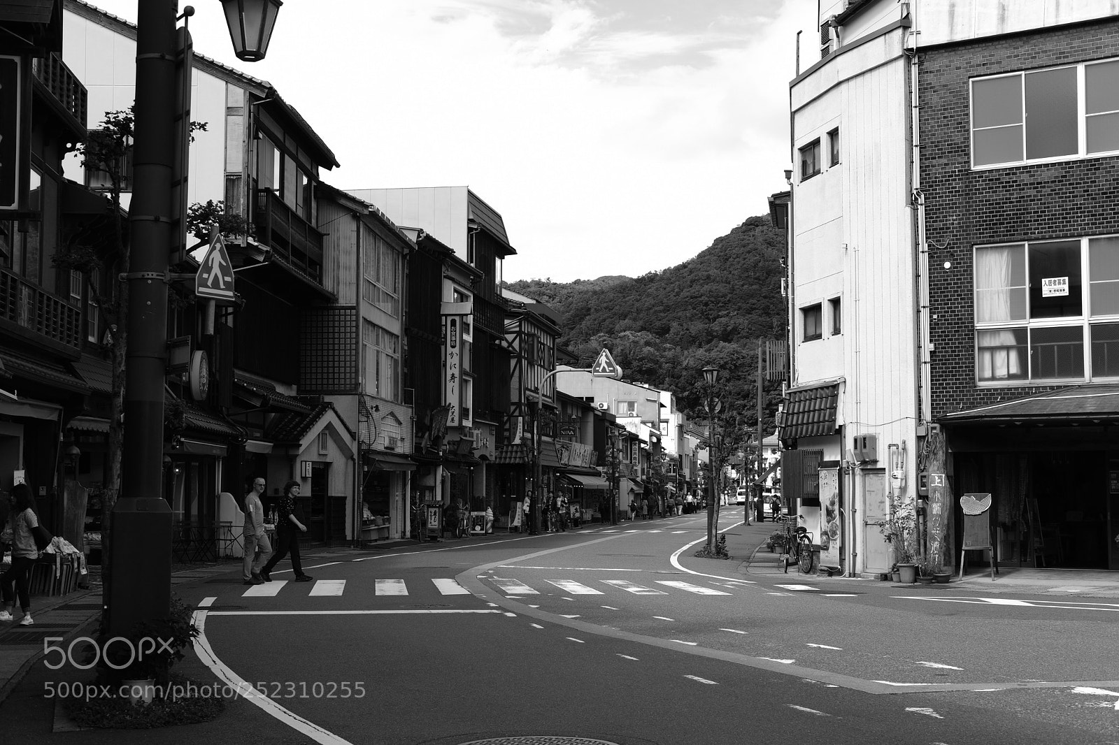 Fujifilm X-T20 sample photo. Kinosaki onsen main street photography