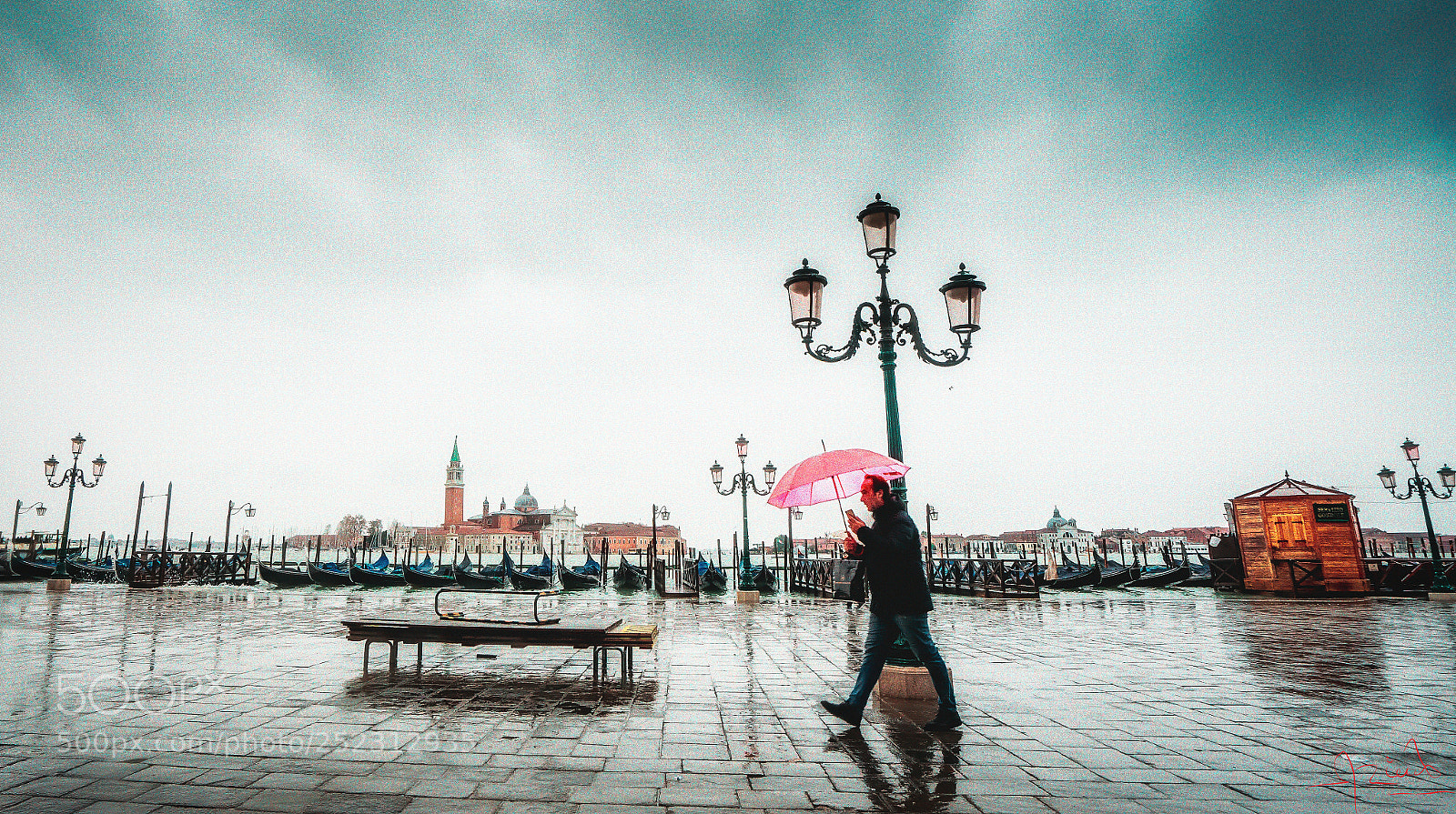 Sony a7 sample photo. Manwithumbrella photography