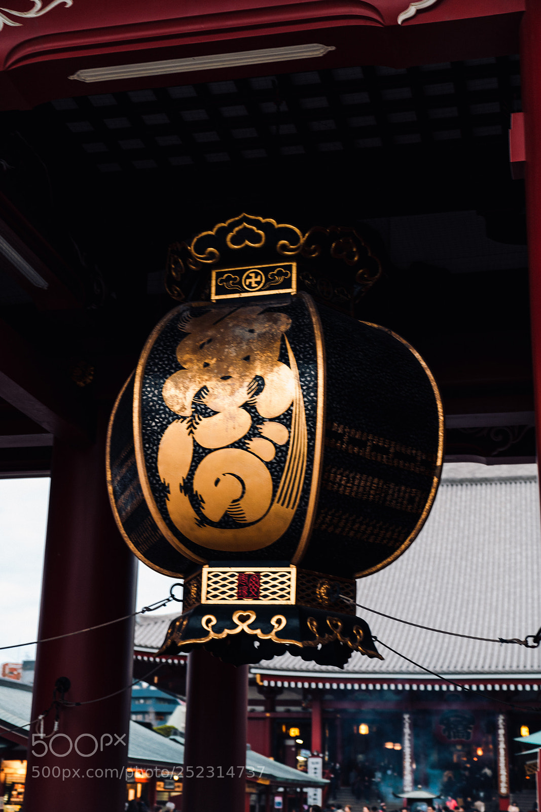 Sony a7R III sample photo. Hōzōmon lantern photography