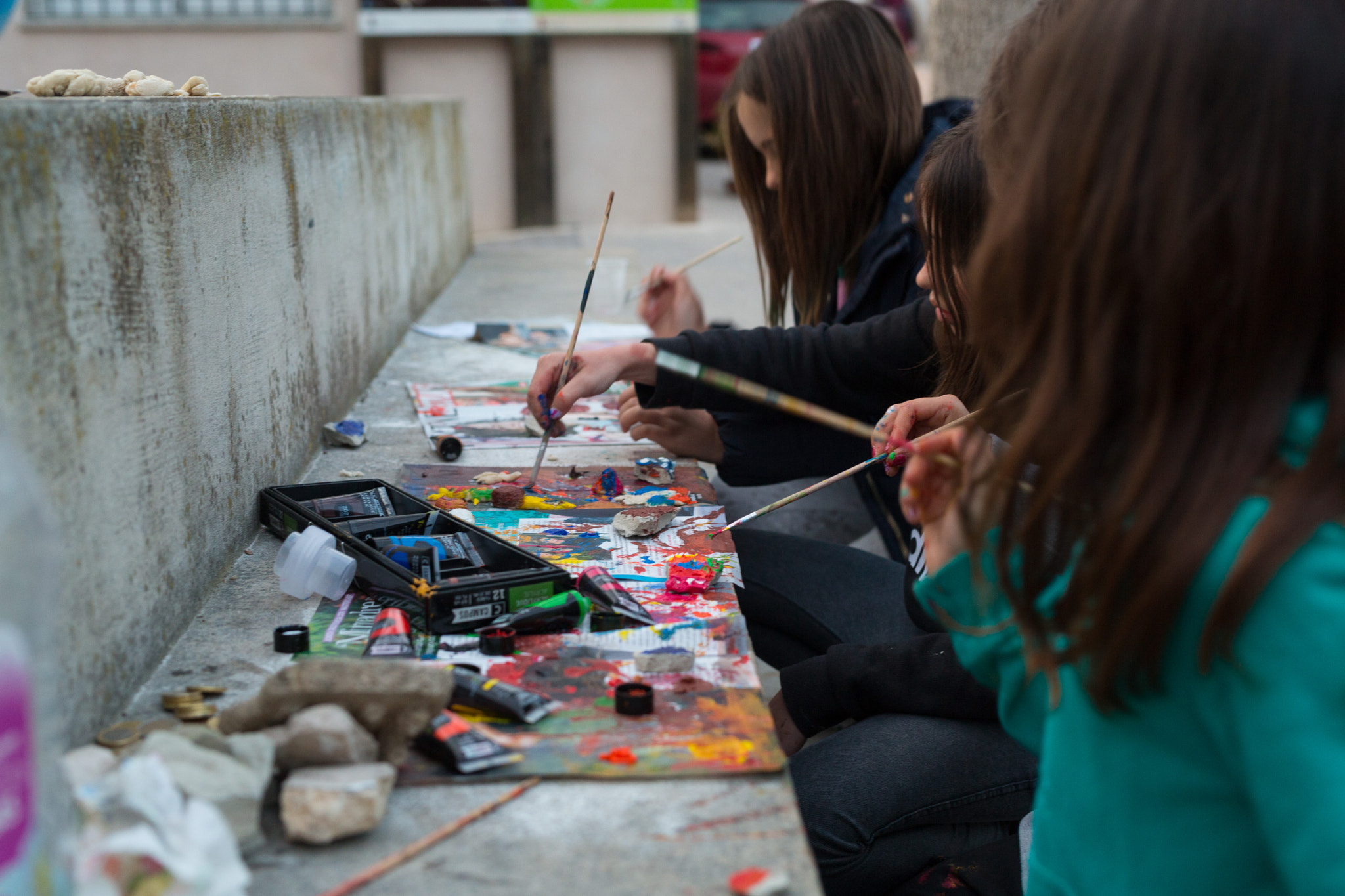 Niñas pintando figuritas de pan en la calle