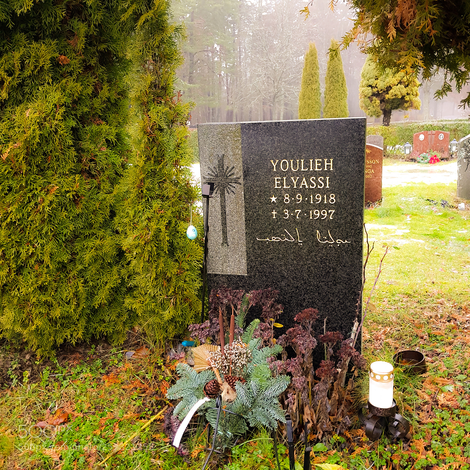 Samsung Galaxy S8 sample photo. Black gravestone in the photography