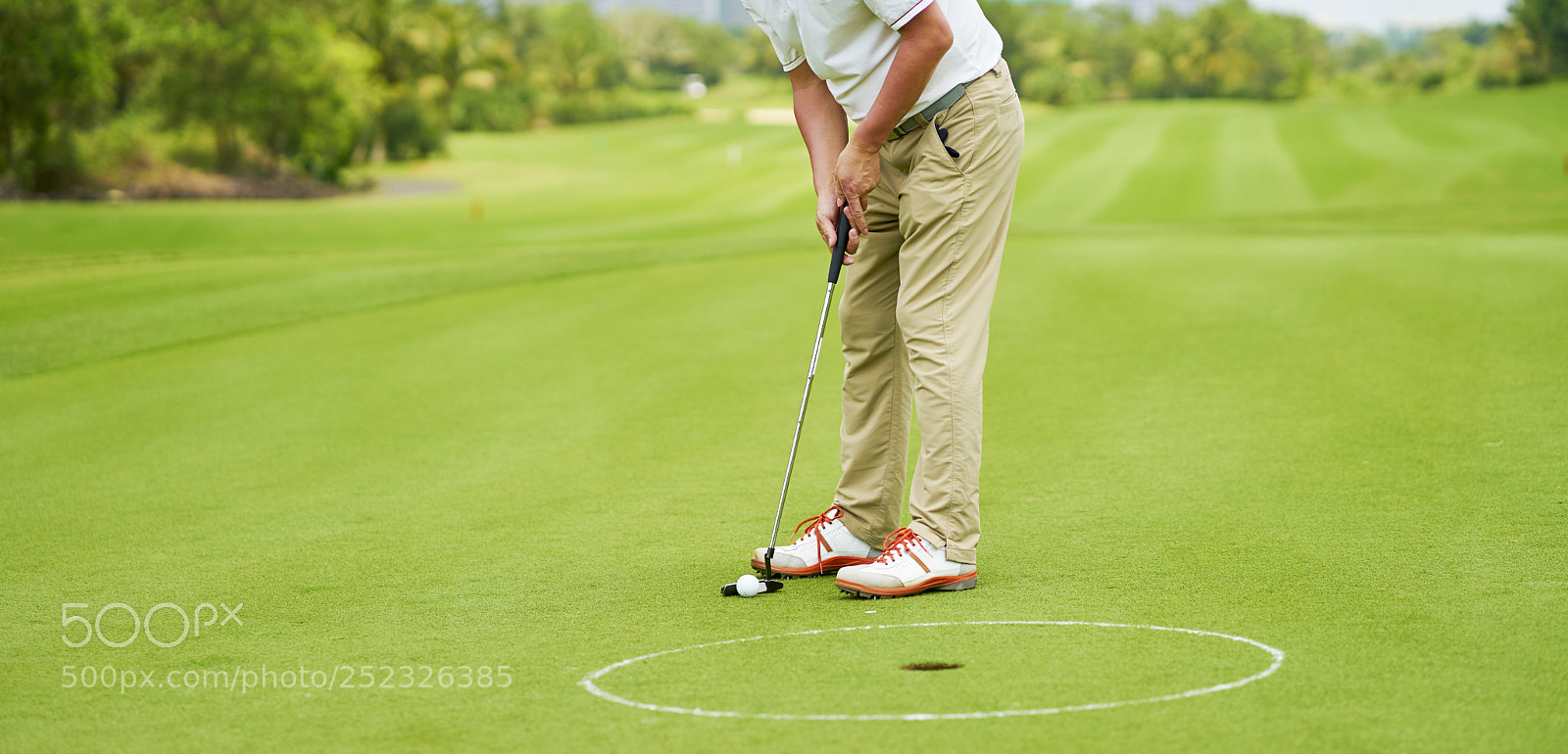 Sony a7 sample photo. Asian golfer putting on photography