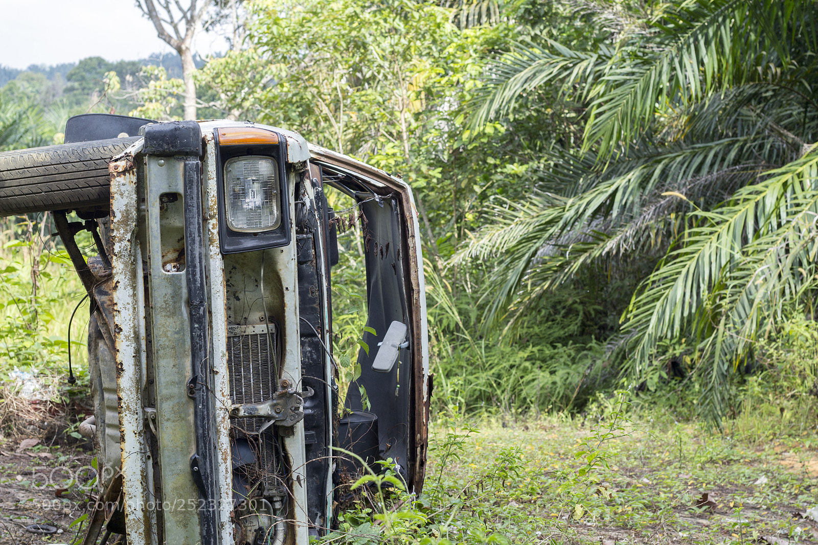 Canon EOS 60D sample photo. Old broken car photography