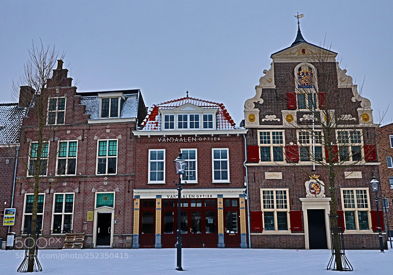 Canon EOS 800D (EOS Rebel T7i / EOS Kiss X9i) sample photo. Naaldwijk old townhall photography