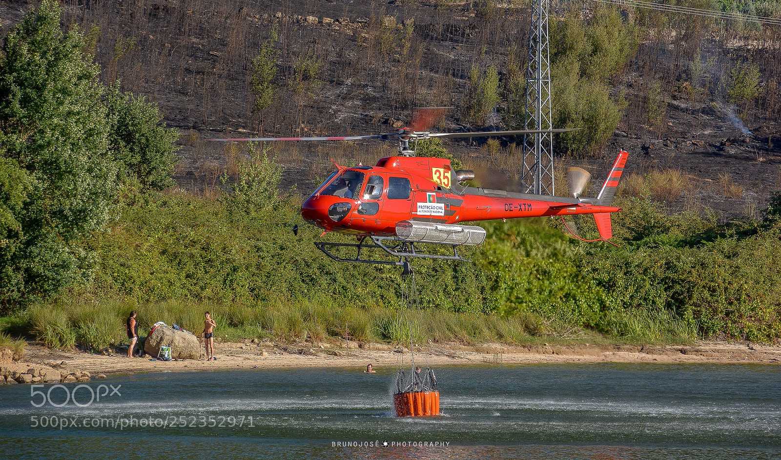 Nikon D5200 sample photo. The helicopter photography