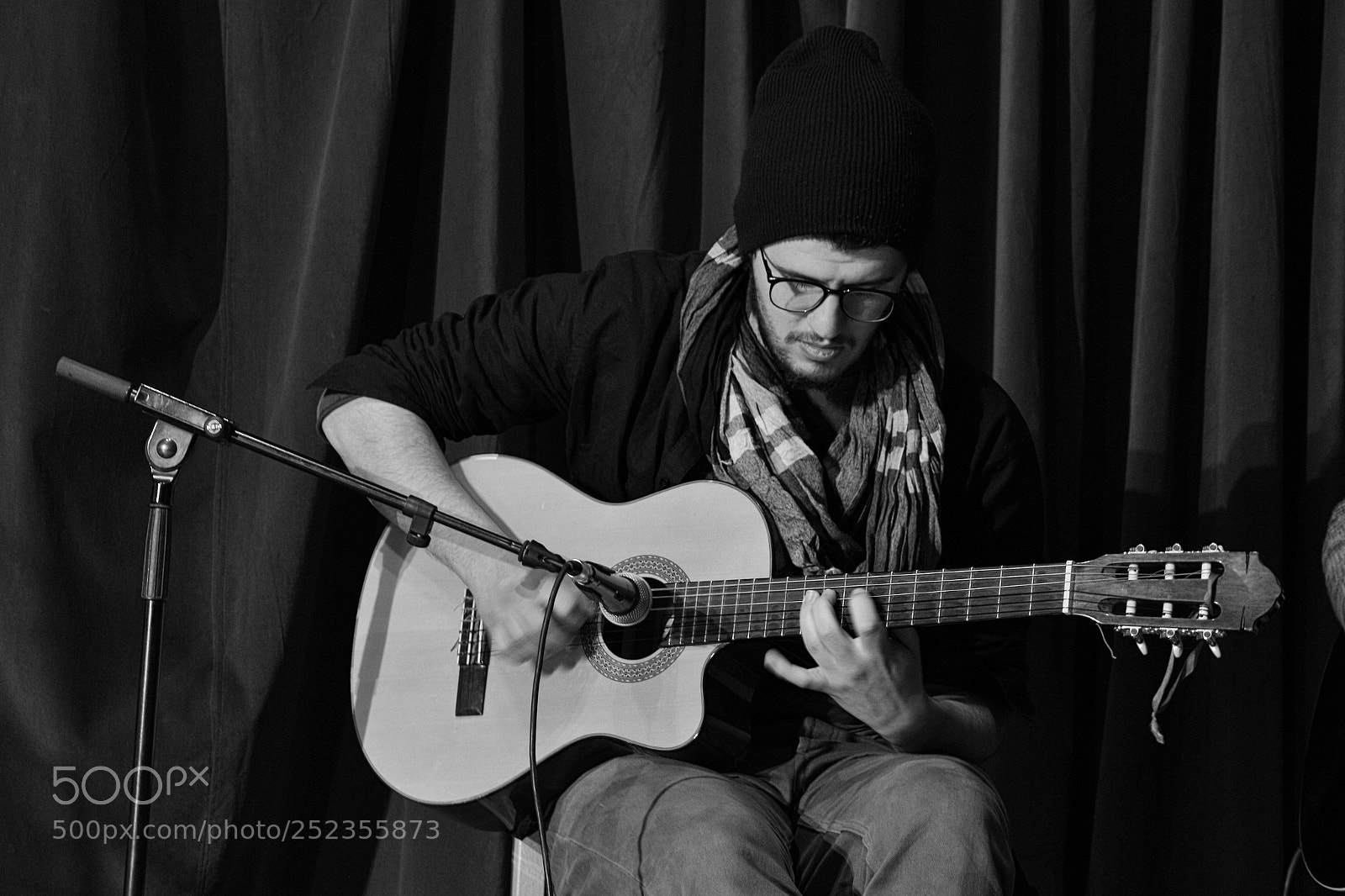 Canon EOS 700D (EOS Rebel T5i / EOS Kiss X7i) sample photo. The guitarist photography