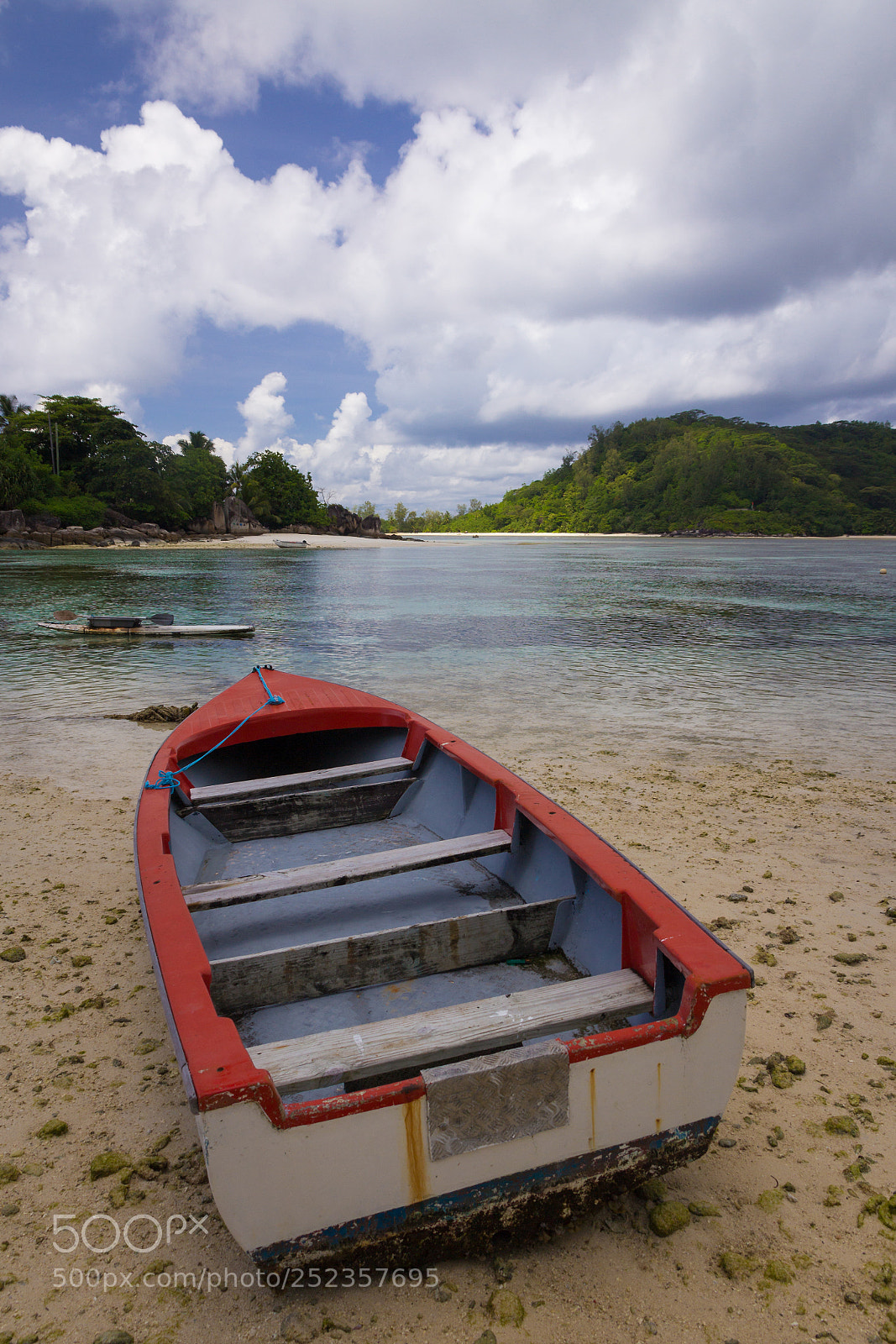 Canon EOS 600D (Rebel EOS T3i / EOS Kiss X5) sample photo. Boat at the beach photography
