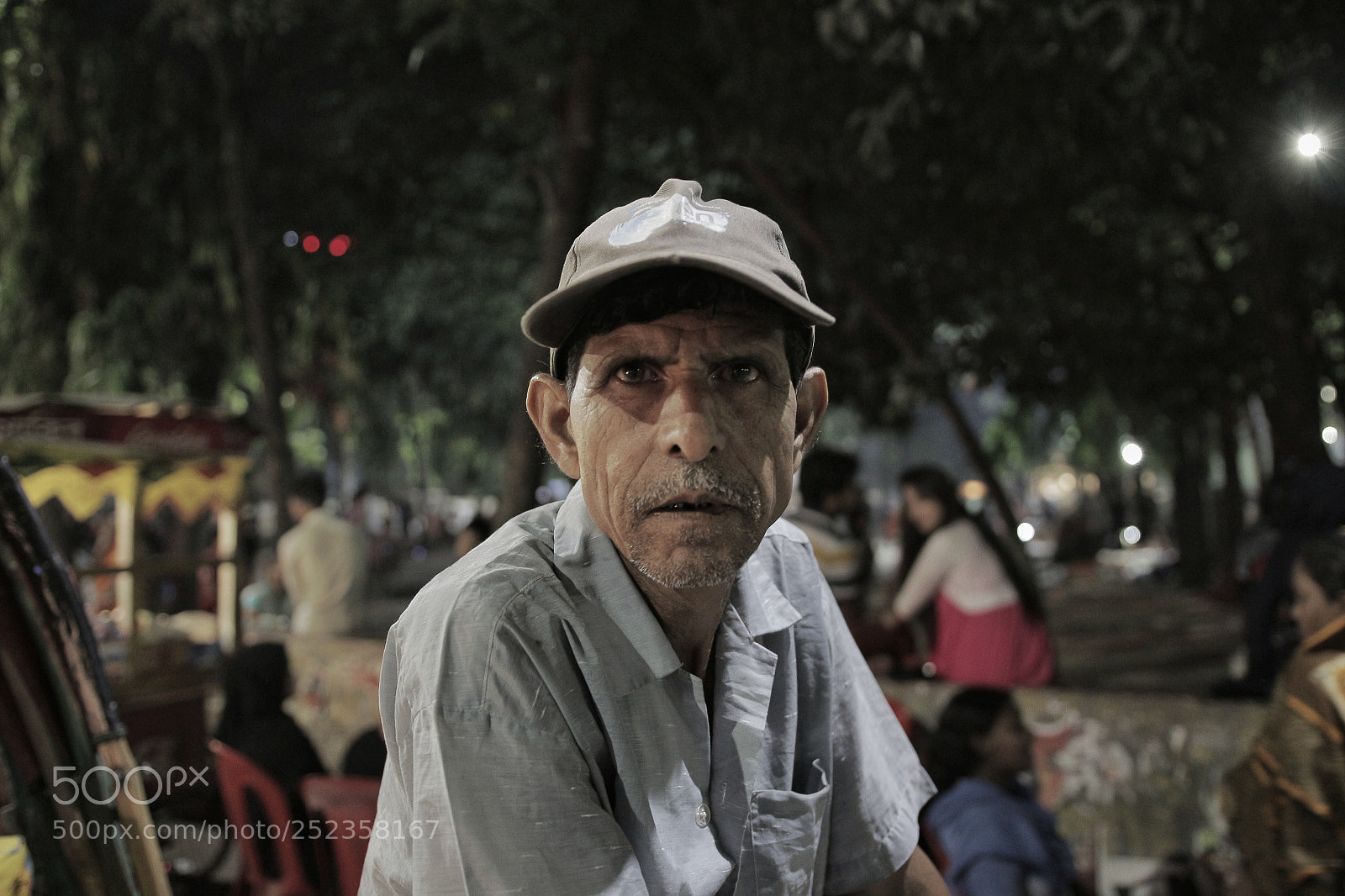 Canon EOS 700D (EOS Rebel T5i / EOS Kiss X7i) sample photo. A rickshaw puller photography
